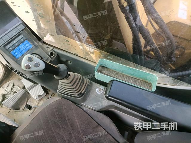 座椅右侧控制台/钥匙门/油门/含右手柄(驾驶室部分) 座椅右侧控制台/钥匙门/油门/含右手柄(驾驶室部分)