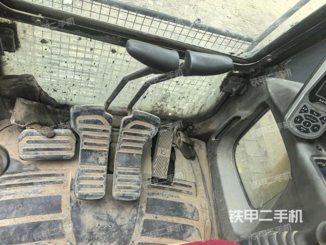 行走控制手柄和踏板?俯拍(駕駛室部分) 行走控制手柄和踏板?俯拍(駕駛室部分)