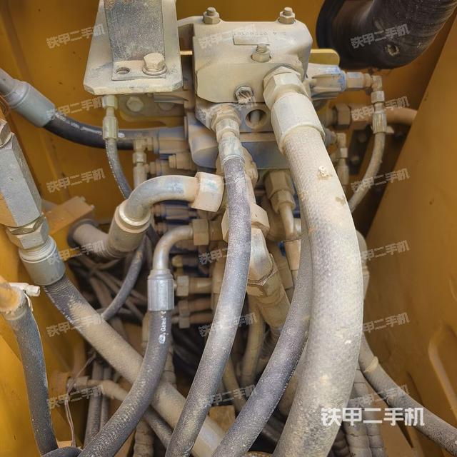 回轉(zhuǎn)馬達(dá)和主控閥(整機(jī)外觀) 回轉(zhuǎn)馬達(dá)和主控閥(整機(jī)外觀)