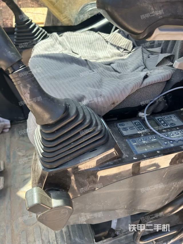 座椅左侧控制台/音响/含左手柄(驾驶室部分) 座椅左侧控制台/音响/含左手柄(驾驶室部分)