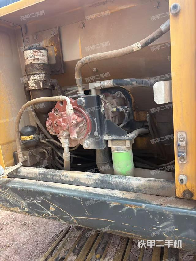 液压泵舱室正面整体（整机外观）