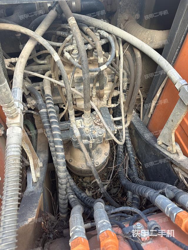 回转马达和主控阀（整机外观）