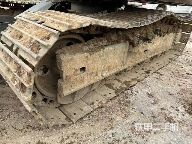 單側(cè)履帶整體(整機(jī)外觀) 單側(cè)履帶整體(整機(jī)外觀)