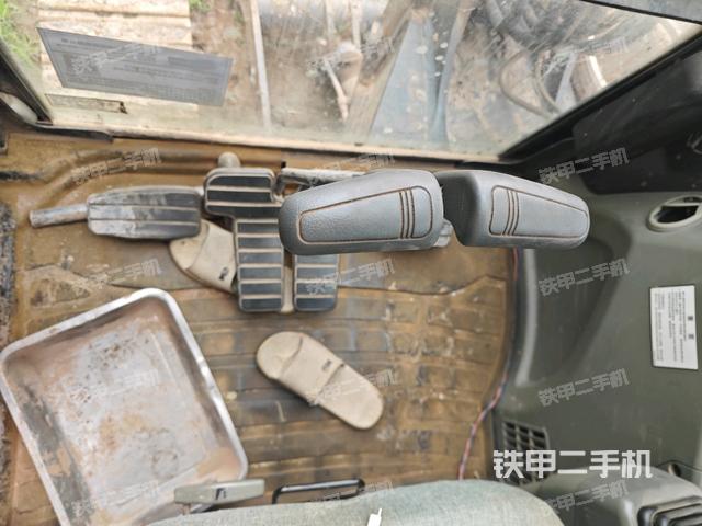 行走控制手柄和踏板?俯拍(駕駛室部分) 行走控制手柄和踏板?俯拍(駕駛室部分)