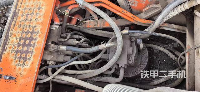 回转马达和主控阀（整机外观）