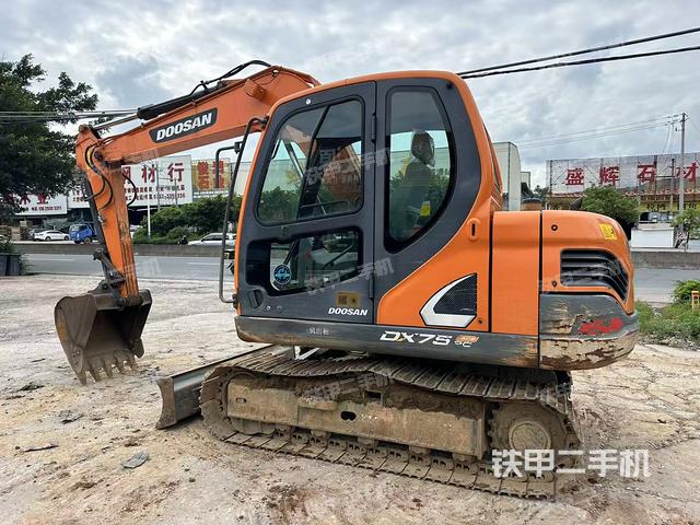 駕駛室頂部(整機(jī)外觀) 駕駛室頂部(整機(jī)外觀)