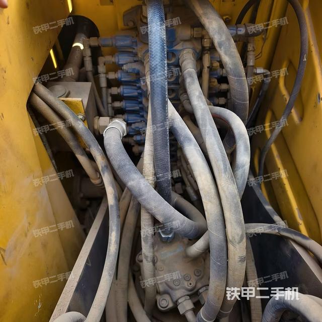 回轉(zhuǎn)馬達和主控閥(整機外觀) 回轉(zhuǎn)馬達和主控閥(整機外觀)