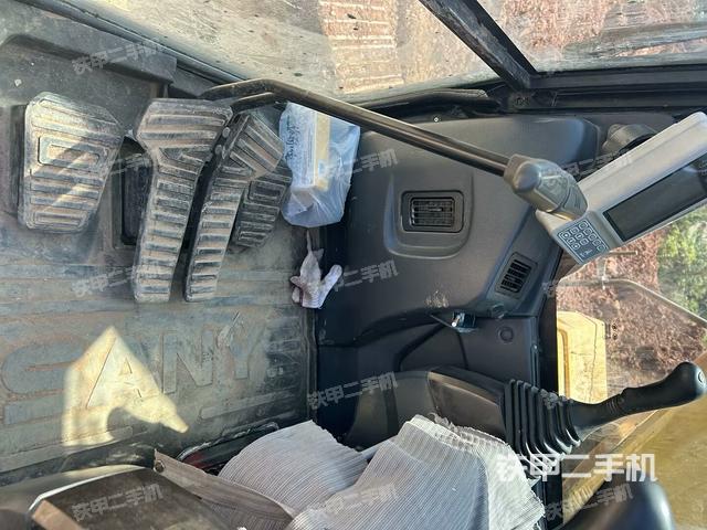 行走控制手柄和踏板 俯拍(驾驶室部分) 行走控制手柄和踏板 俯拍(驾驶室部分)