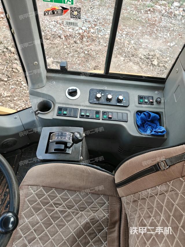 右側(cè)正面照（壓路機駕駛室）