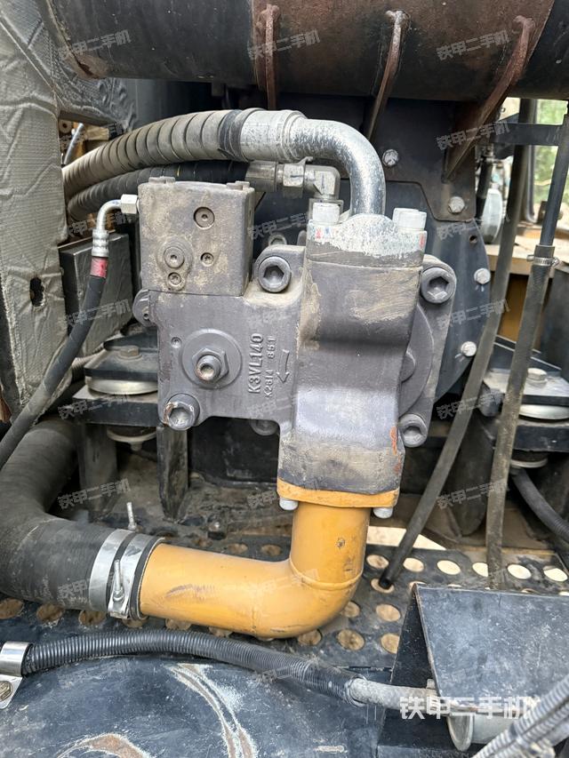 液壓泵艙室正面整體(整機外觀) 液壓泵艙室正面整體(整機外觀)