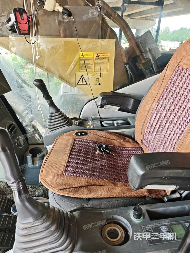 座椅右側(cè)控制臺/鑰匙門/油門/含右手柄(駕駛室部分) 座椅右側(cè)控制臺/鑰匙門/油門/含右手柄(駕駛室部分)