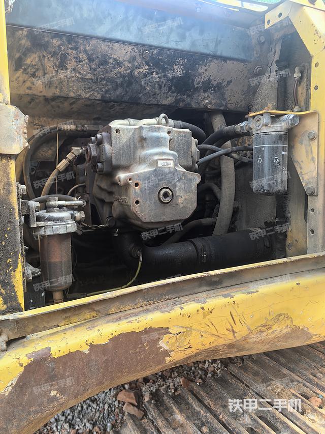 液壓泵艙室正面整體(整機(jī)外觀) 液壓泵艙室正面整體(整機(jī)外觀)