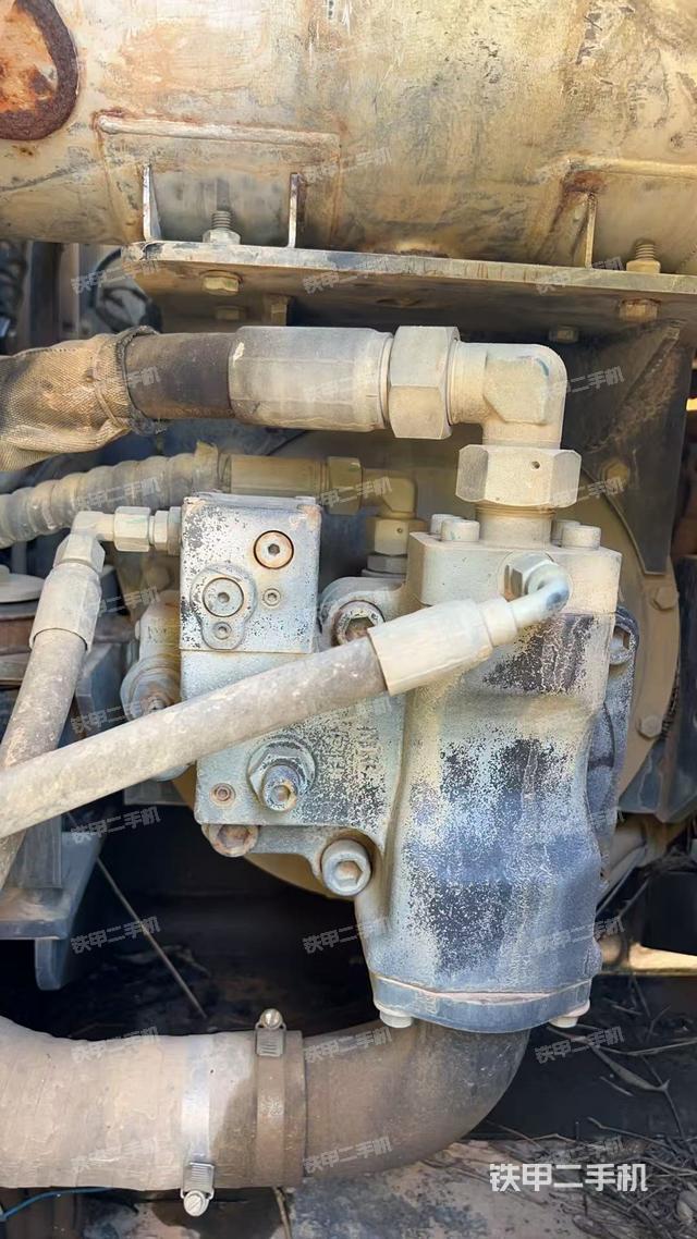 液壓泵艙室正面整體(整機外觀) 液壓泵艙室正面整體(整機外觀)