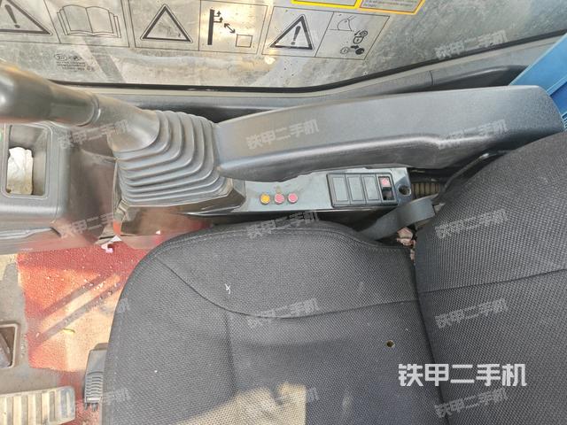 座椅右側(cè)控制臺/鑰匙門/油門/含右手柄(駕駛室部分) 座椅右側(cè)控制臺/鑰匙門/油門/含右手柄(駕駛室部分)