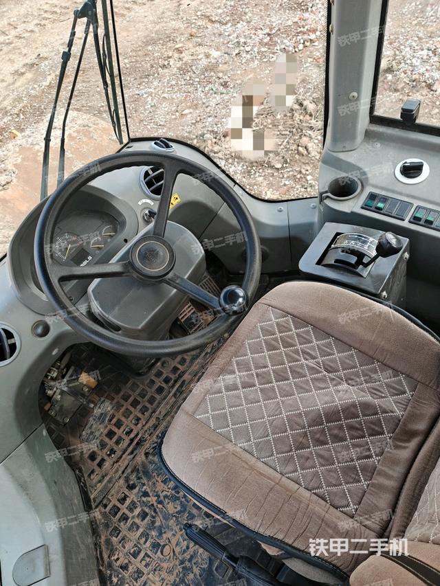 操作臺全景（壓路機駕駛室）