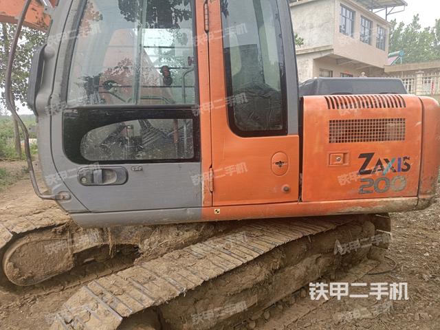 駕駛室整體(整機(jī)外觀) 駕駛室整體(整機(jī)外觀)