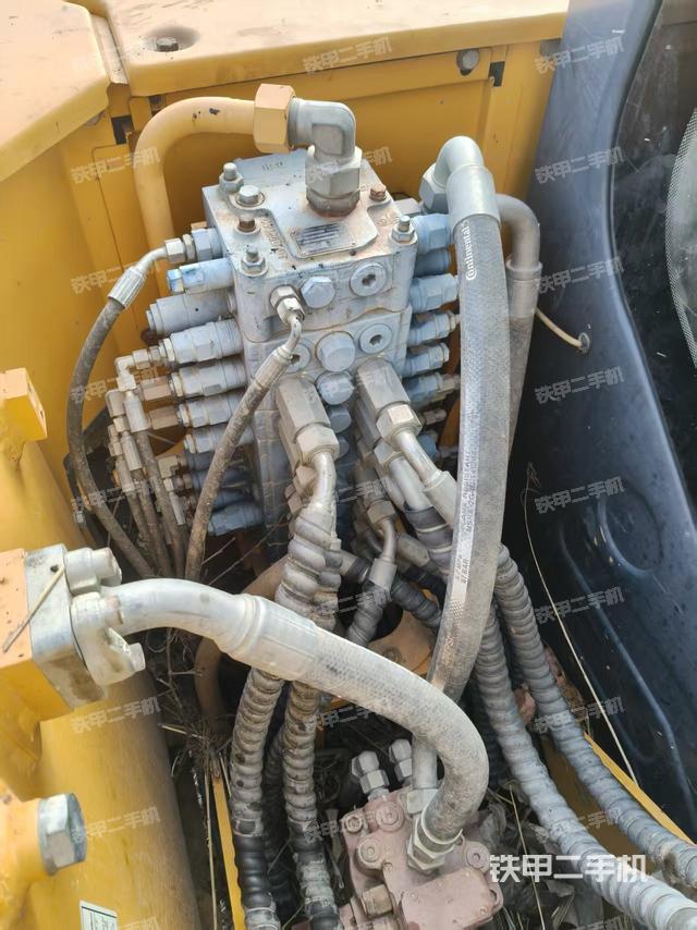 回转马达和主控阀（整机外观）