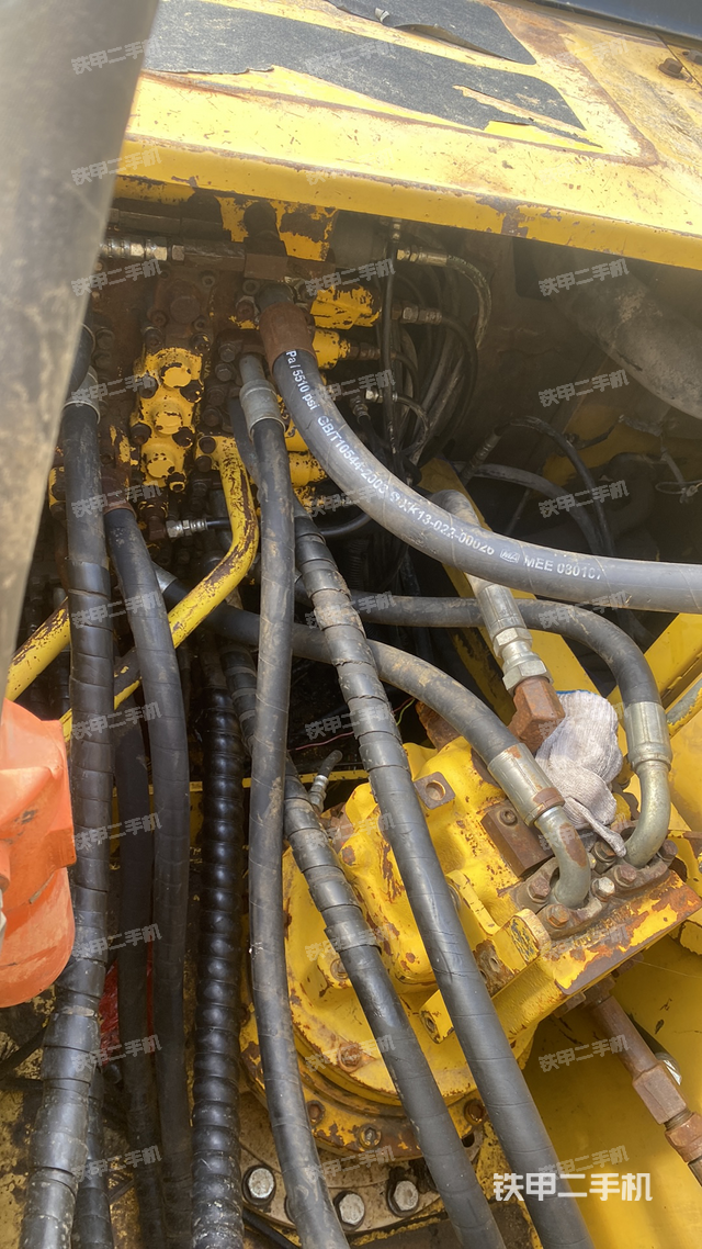 回转马达和主控阀（整机外观）