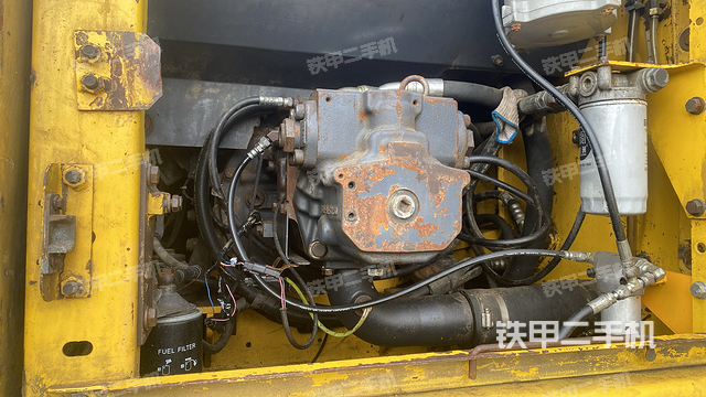 液压泵舱室正面整体（整机外观）