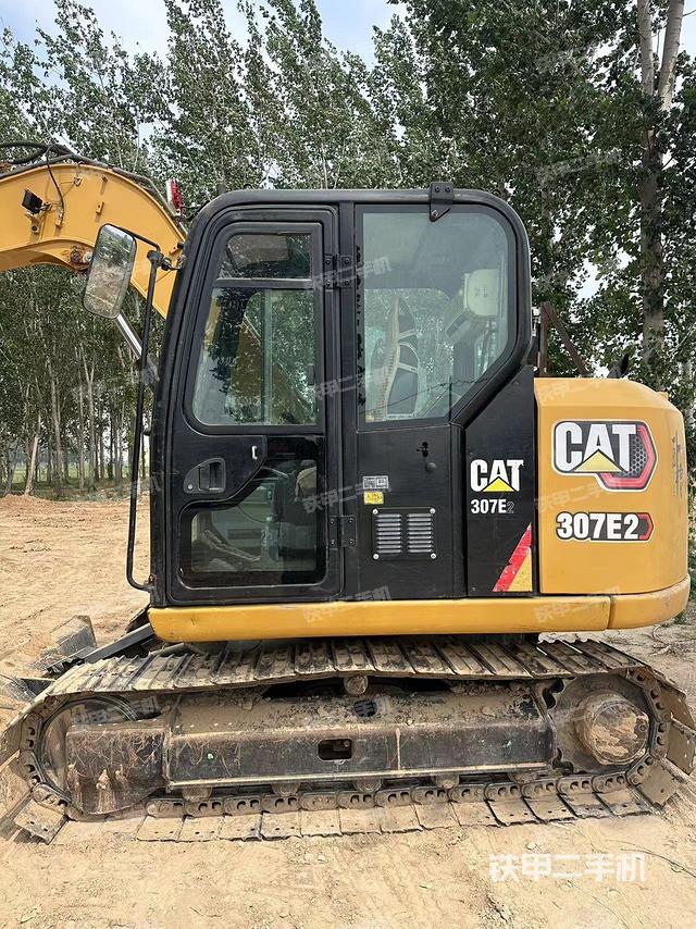 駕駛室整體(整機(jī)外觀) 駕駛室整體(整機(jī)外觀)