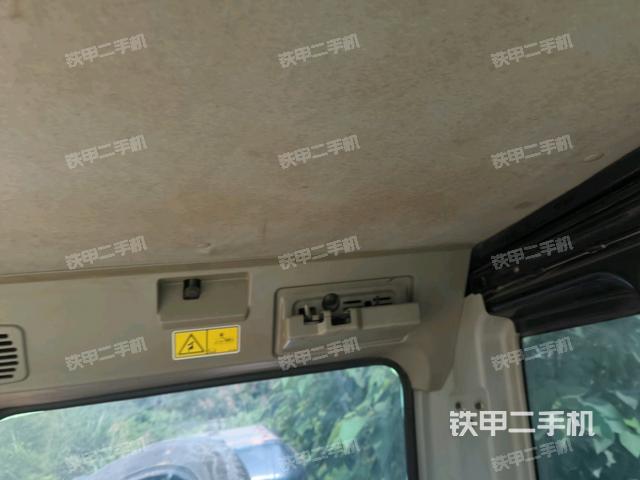 行走控制手柄和踏板?俯拍(駕駛室部分) 行走控制手柄和踏板?俯拍(駕駛室部分)