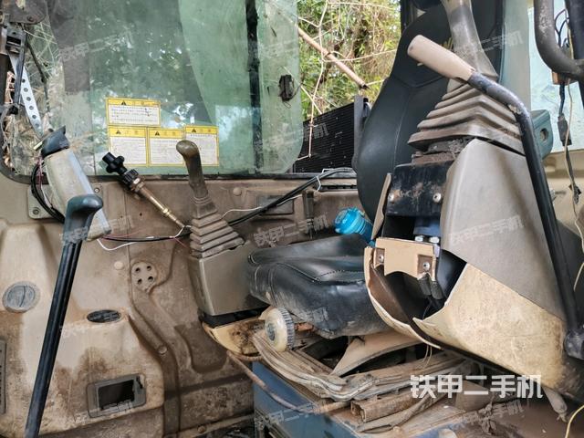 行走控制手柄和踏板?俯拍(駕駛室部分) 行走控制手柄和踏板?俯拍(駕駛室部分)