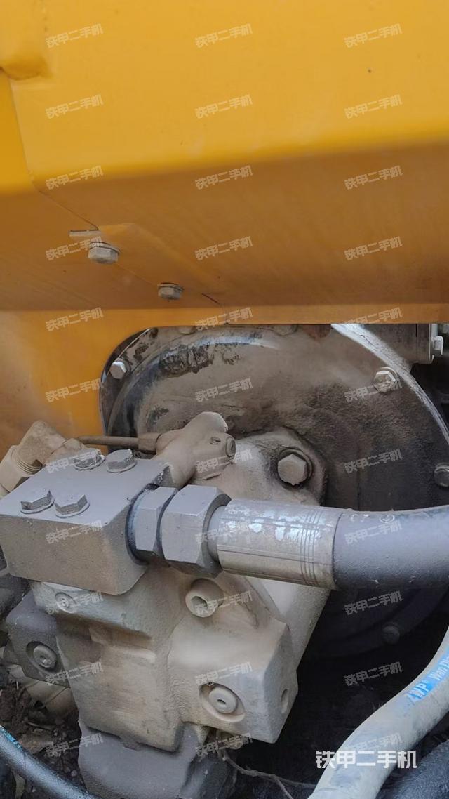 液压泵舱室正面整体（整机外观）