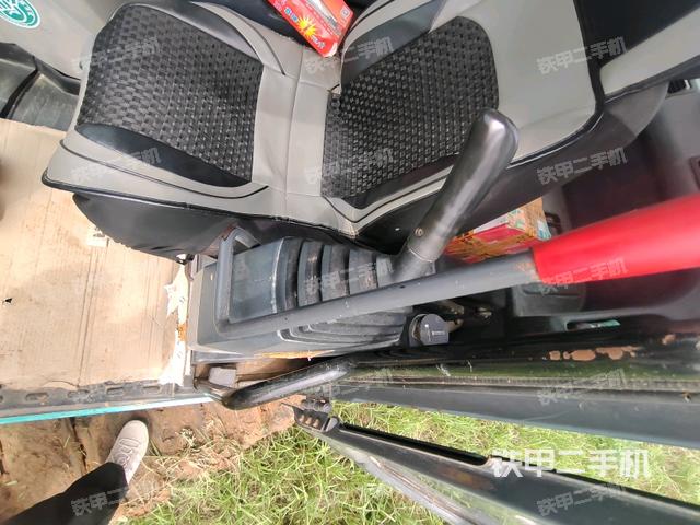 座椅左侧控制台/音响/含左手柄(驾驶室部分) 座椅左侧控制台/音响/含左手柄(驾驶室部分)