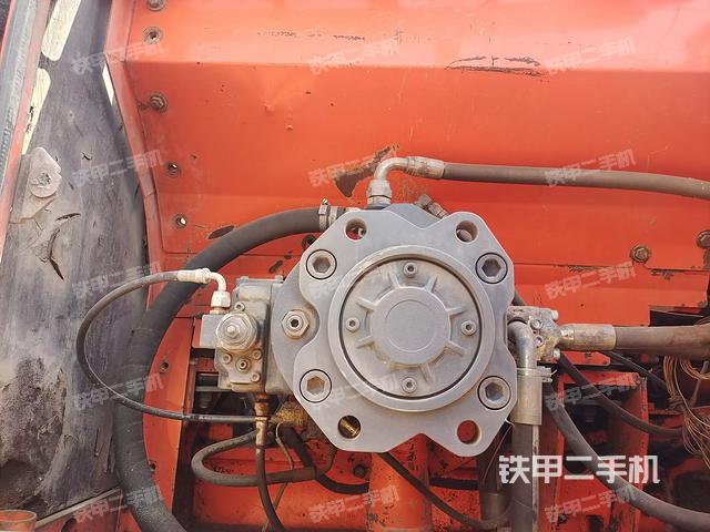 液壓泵艙室正面整體(整機(jī)外觀) 液壓泵艙室正面整體(整機(jī)外觀)