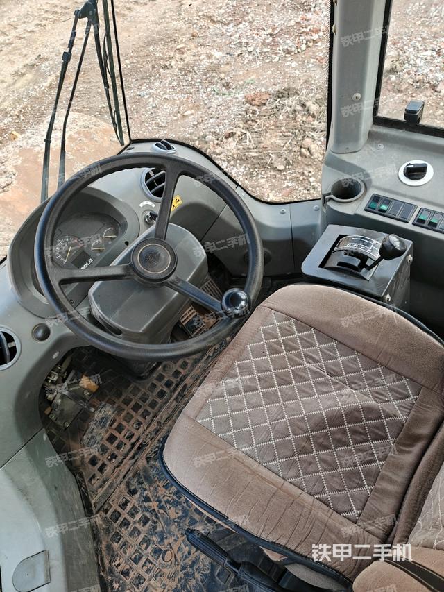 左側(cè)正面照（壓路機駕駛室）