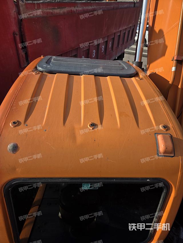 驾驶室顶部(整机外观) 驾驶室顶部(整机外观)