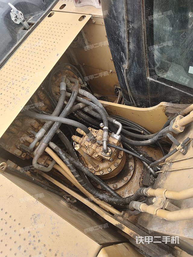 回转马达和主控阀（整机外观）