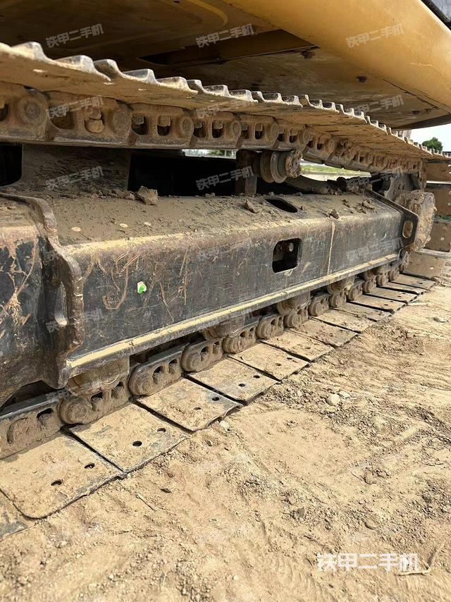 單側(cè)履帶整體(整機(jī)外觀) 單側(cè)履帶整體(整機(jī)外觀)