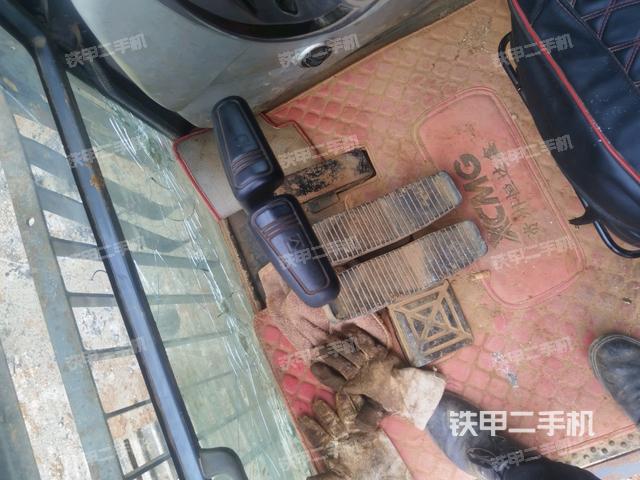行走控制手柄和踏板?俯拍(駕駛室部分) 行走控制手柄和踏板?俯拍(駕駛室部分)