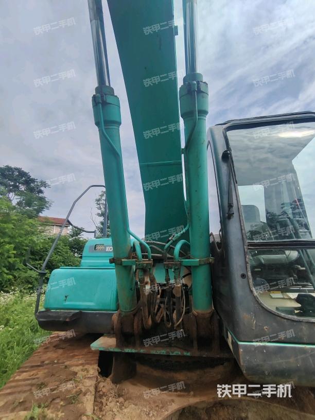 大臂油缸整体 竖拍(工作和回转装置) 大臂油缸整体 竖拍(工作和回转装置)