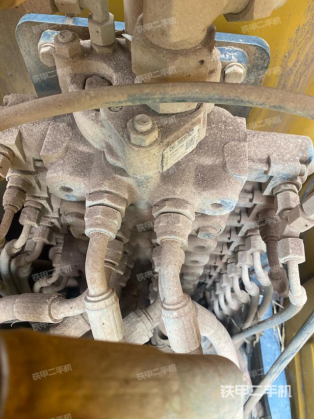 回轉馬達和主控閥(整機外觀) 回轉馬達和主控閥(整機外觀)