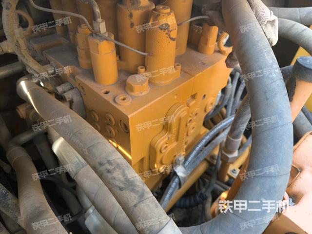 回轉(zhuǎn)馬達(dá)和主控閥(整機(jī)外觀) 回轉(zhuǎn)馬達(dá)和主控閥(整機(jī)外觀)