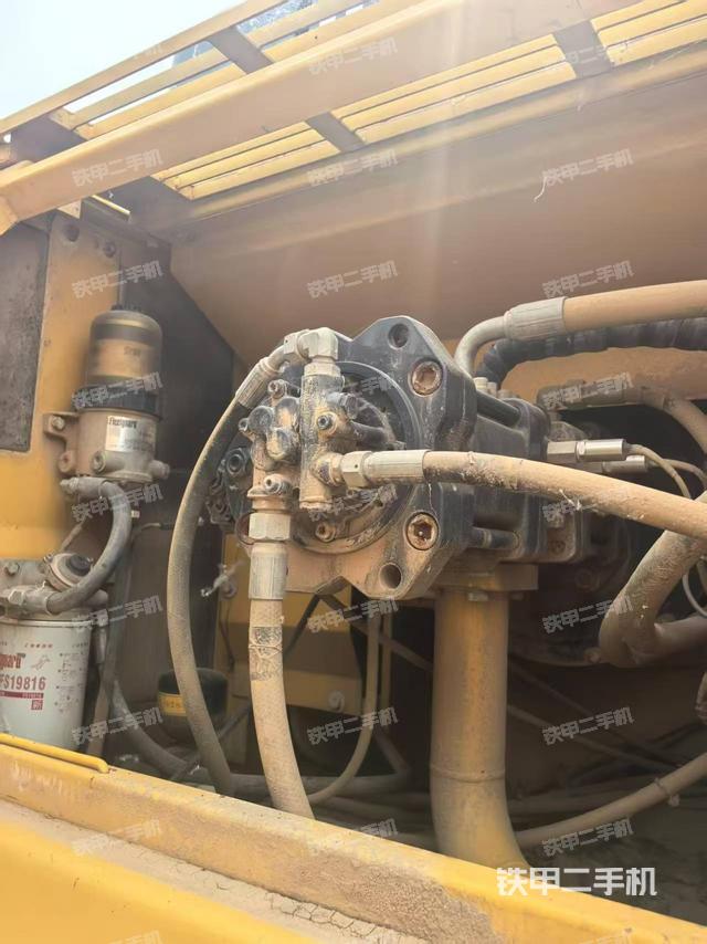 液壓泵艙室正面整體(整機(jī)外觀) 液壓泵艙室正面整體(整機(jī)外觀)