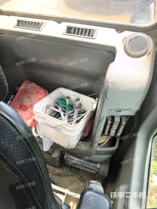 行走控制手柄和踏板?俯拍(駕駛室部分) 行走控制手柄和踏板?俯拍(駕駛室部分)