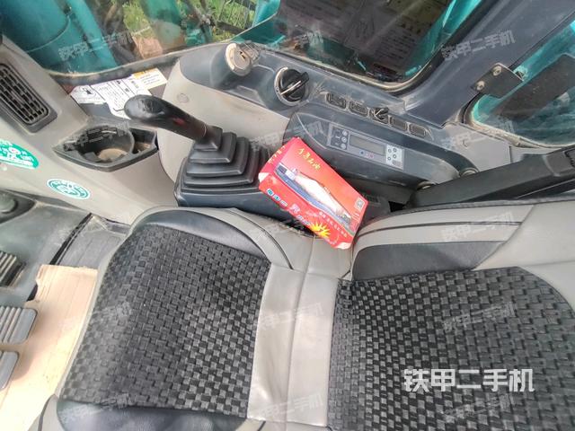 座椅右侧控制台/钥匙门/油门/含右手柄(驾驶室部分) 座椅右侧控制台/钥匙门/油门/含右手柄(驾驶室部分)