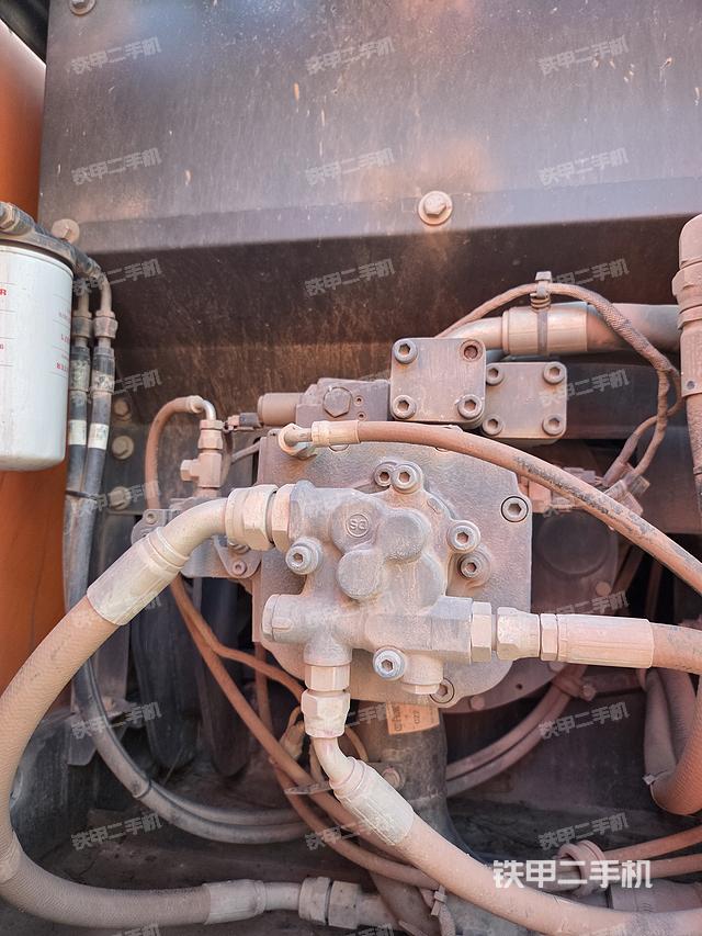 液压泵舱室正面整体(整机外观) 液压泵舱室正面整体(整机外观)