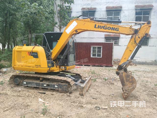 駕駛室整體(整機(jī)外觀) 駕駛室整體(整機(jī)外觀)