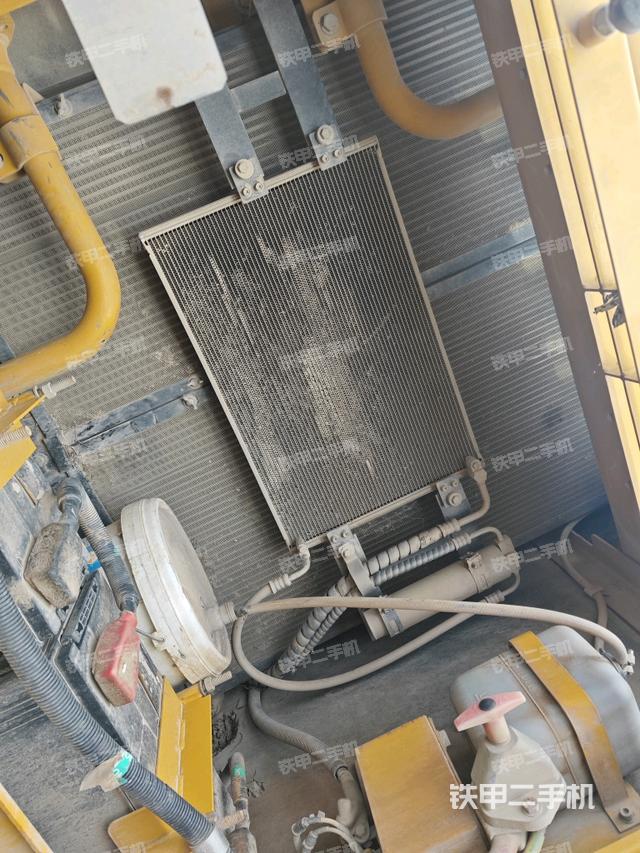 散熱器正面(大件艙室) 散熱器正面(大件艙室)