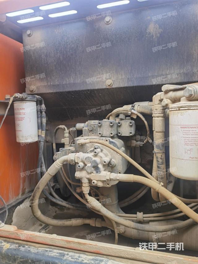 液壓泵艙室正面整體(整機外觀) 液壓泵艙室正面整體(整機外觀)