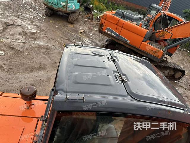駕駛室頂部(整機(jī)外觀) 駕駛室頂部(整機(jī)外觀)