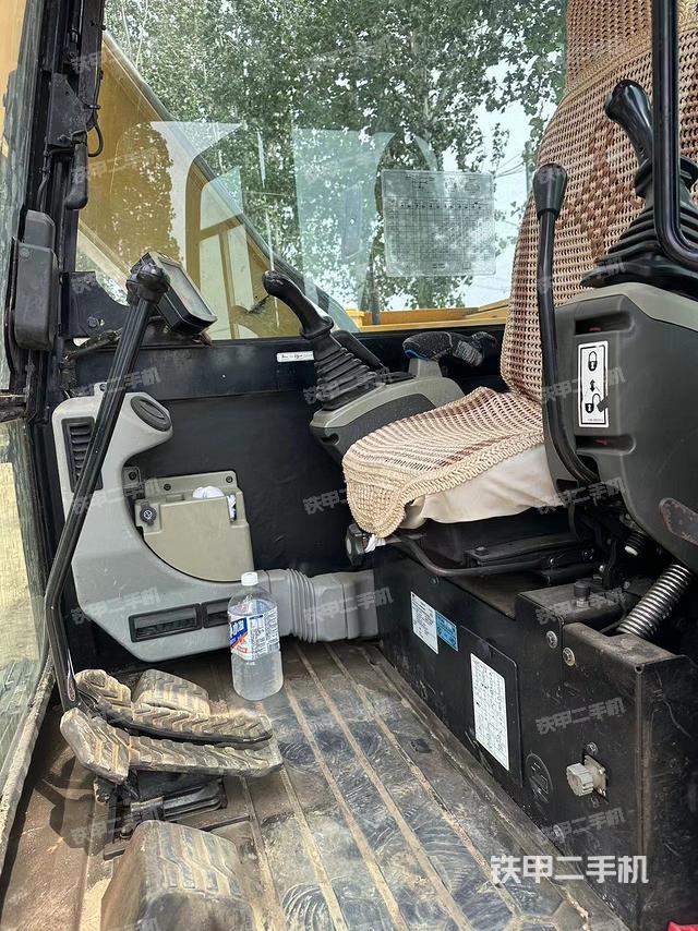 駕駛室頂部(整機(jī)外觀) 駕駛室頂部(整機(jī)外觀)