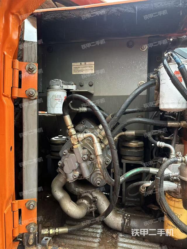 液壓泵艙室正面整體(整機(jī)外觀) 液壓泵艙室正面整體(整機(jī)外觀)