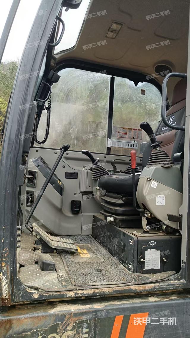 駕駛室整體(整機(jī)外觀) 駕駛室整體(整機(jī)外觀)