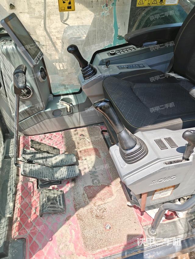 行走控制手柄和踏板 俯拍（驾驶室部分）