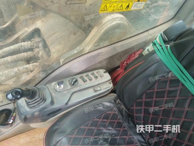 座椅右側(cè)控制臺/鑰匙門/油門/含右手柄(駕駛室部分) 座椅右側(cè)控制臺/鑰匙門/油門/含右手柄(駕駛室部分)